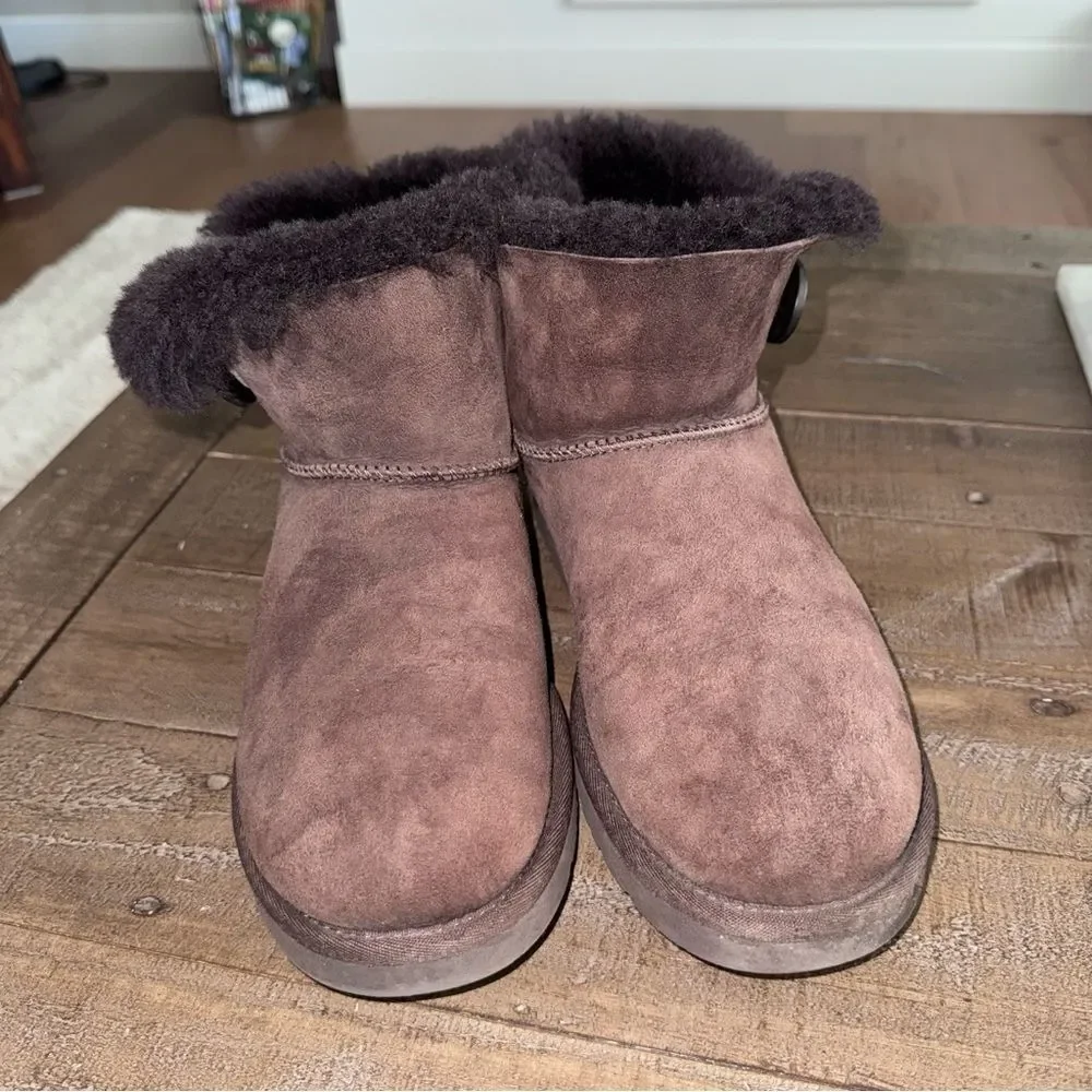 Ugg mini Bailey button boots in chocolate brown size 8